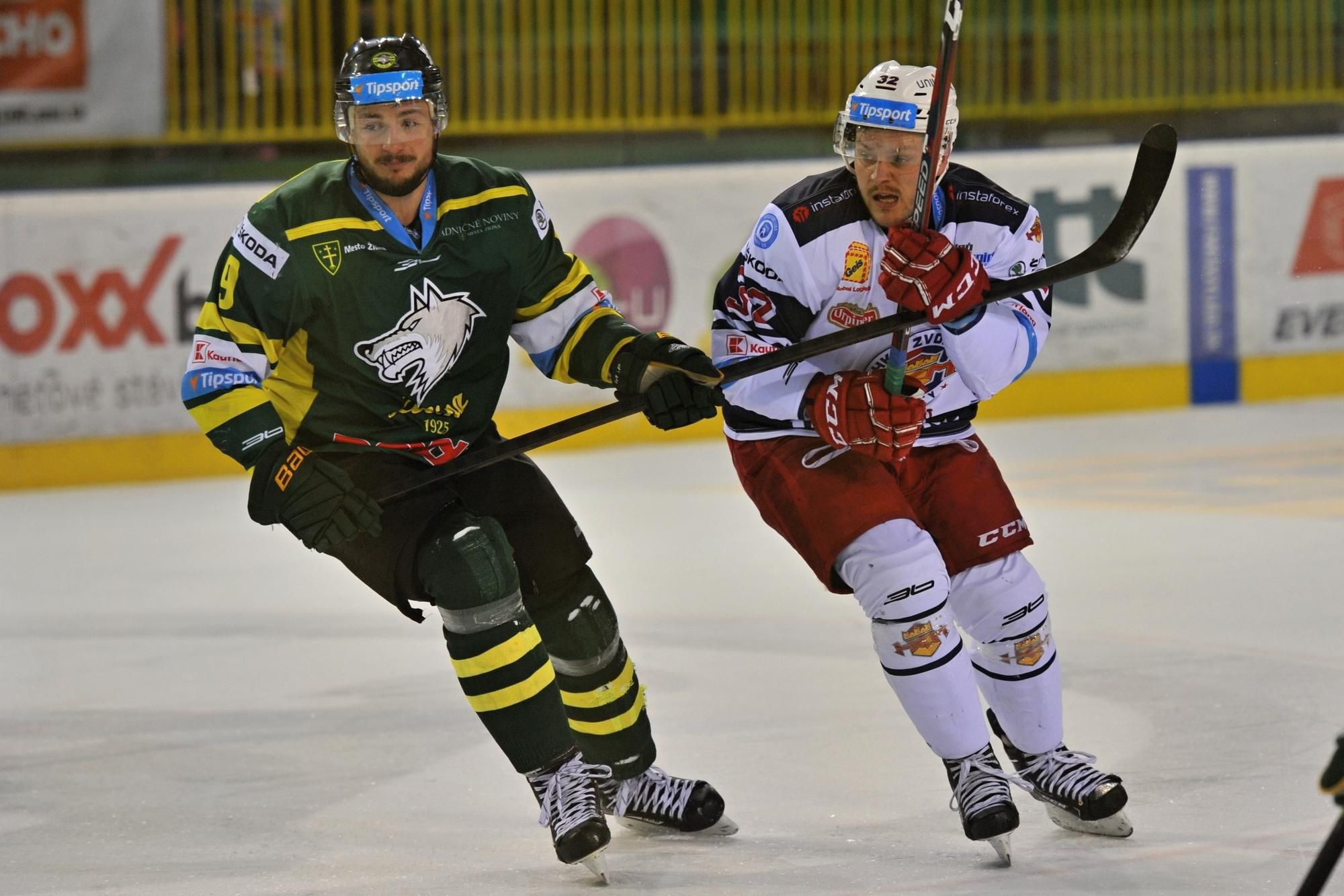 Martin Mazanec  (MsHK Žilina) a Peter Hraško (HKM Zvolen)