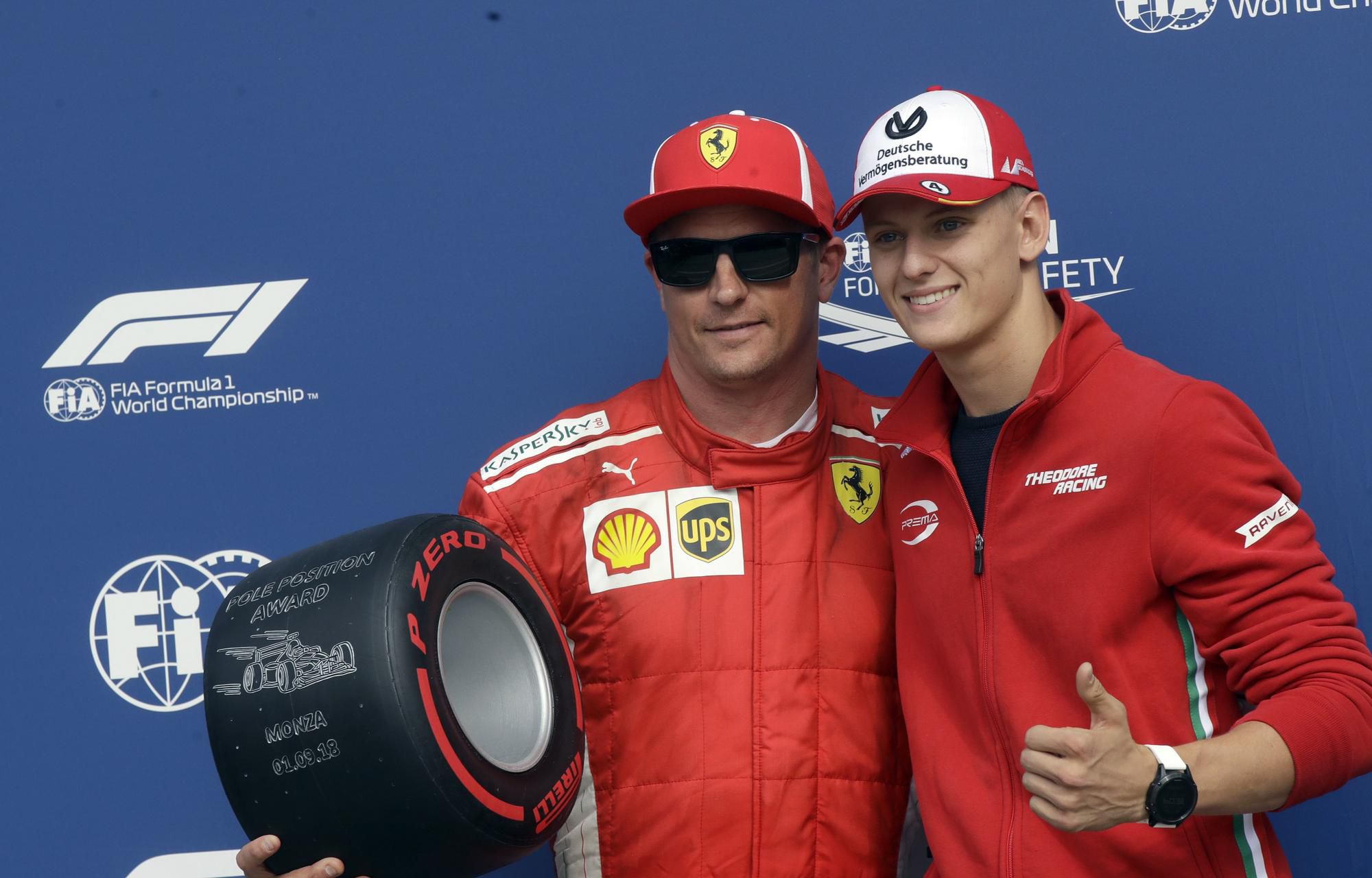 Kimi Räikkönen so synom legendárneho Michaela Schumachera Mickom