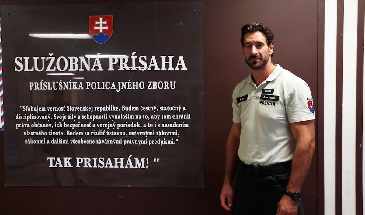 Boris Valábik ako policajt.