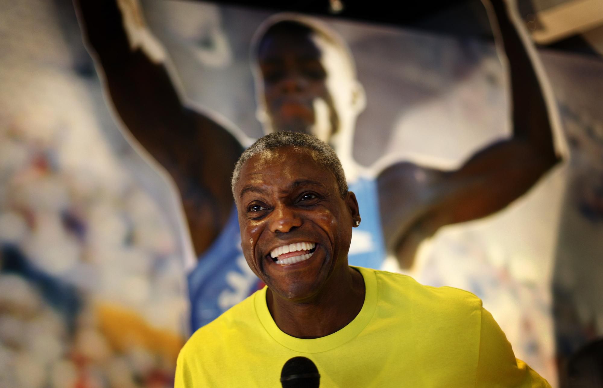 Americký legenárny šprintér a diaľkár Carl Lewis.