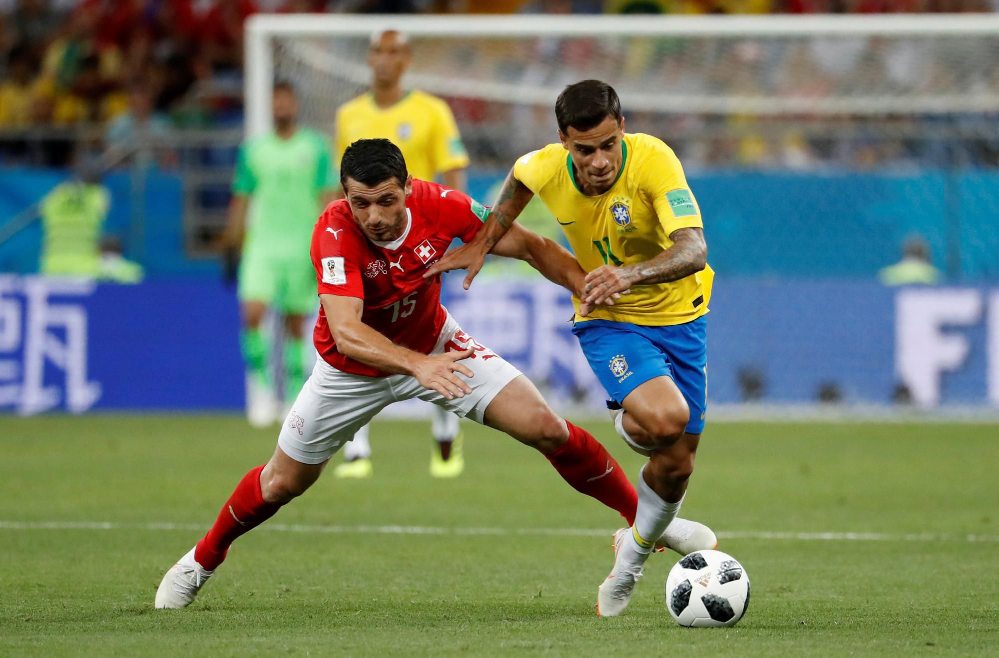 Blerim Dzemaili a Philippe Coutinho.