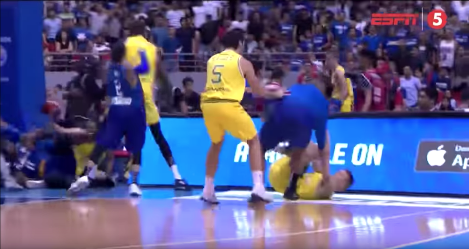 FIBA potrestala hráčov za hromadnú bitku v zápase Filipíny -Austrália.