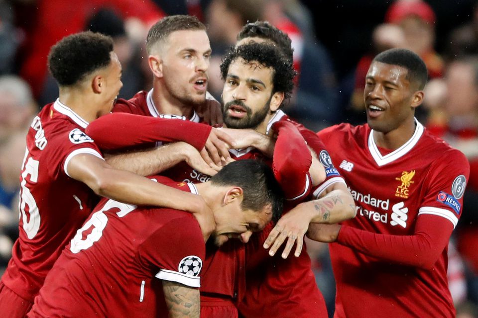 Mohamed Salah v obklopení spoluhráčov Liverpoolu