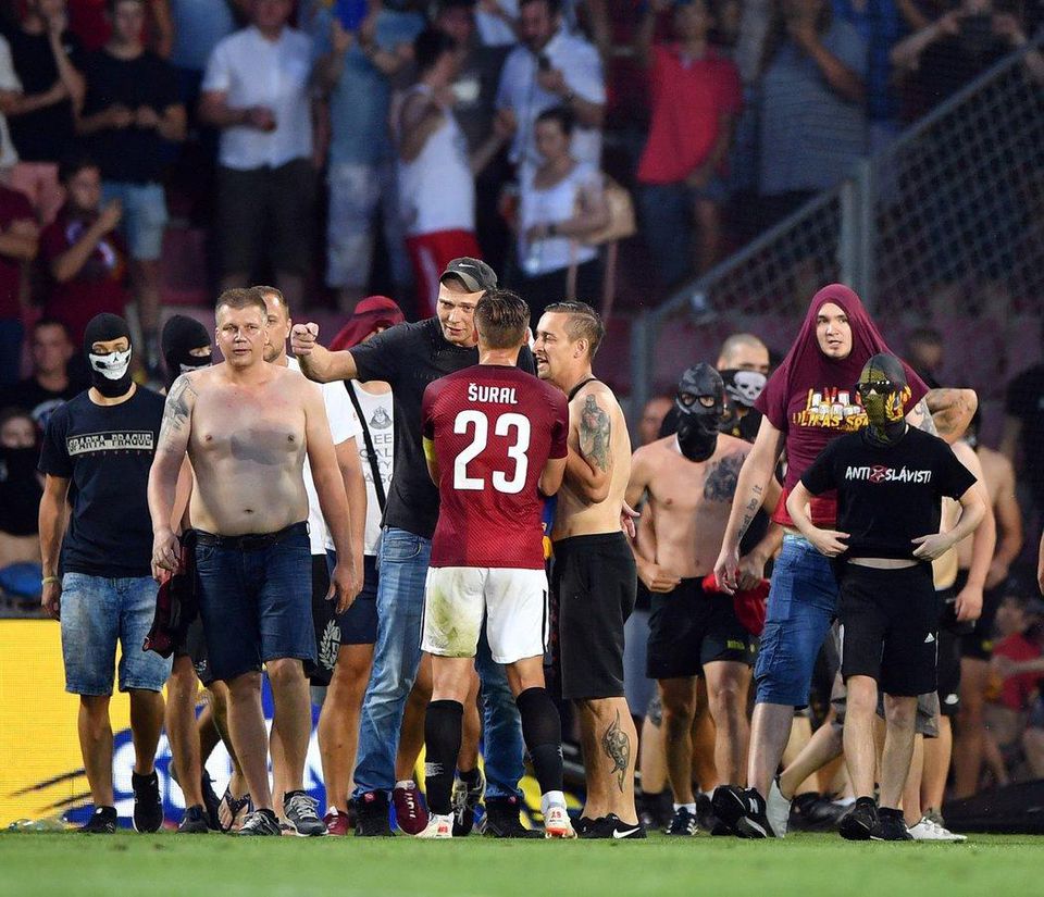 Fanúšikovia Sparty Praha vtrhli na ihrisko