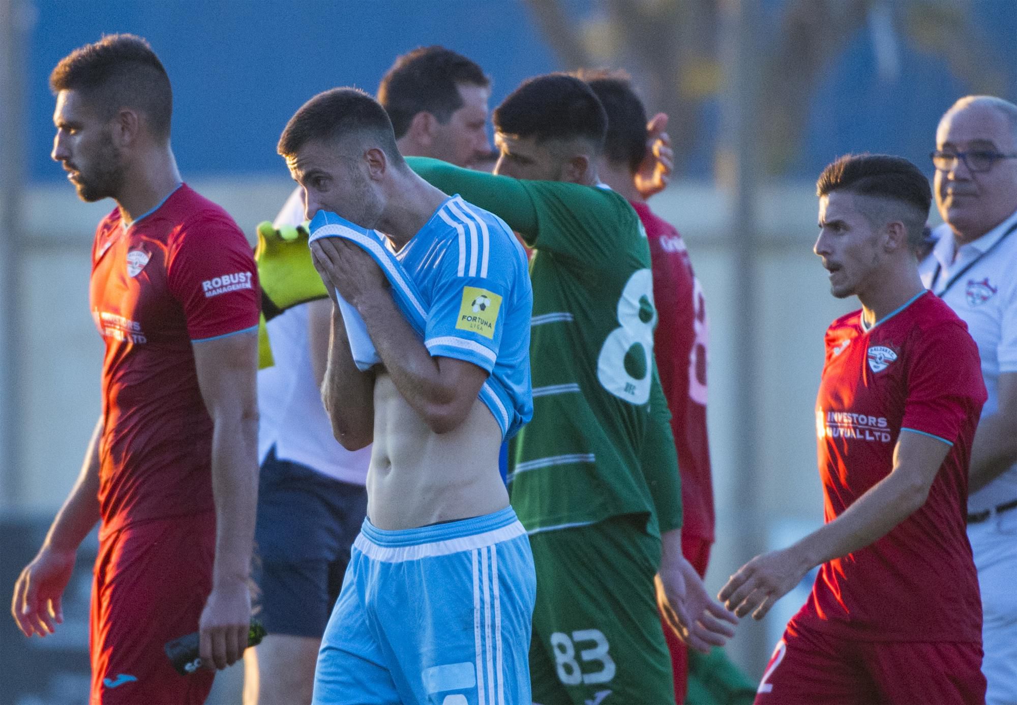 Adraž Šporar (Slovan) a v pozadí radujúci sa hráči z FC Balzan po zápase 2. predkola Európskej ligy FC Balzan - ŠK Slovan Bratislava.