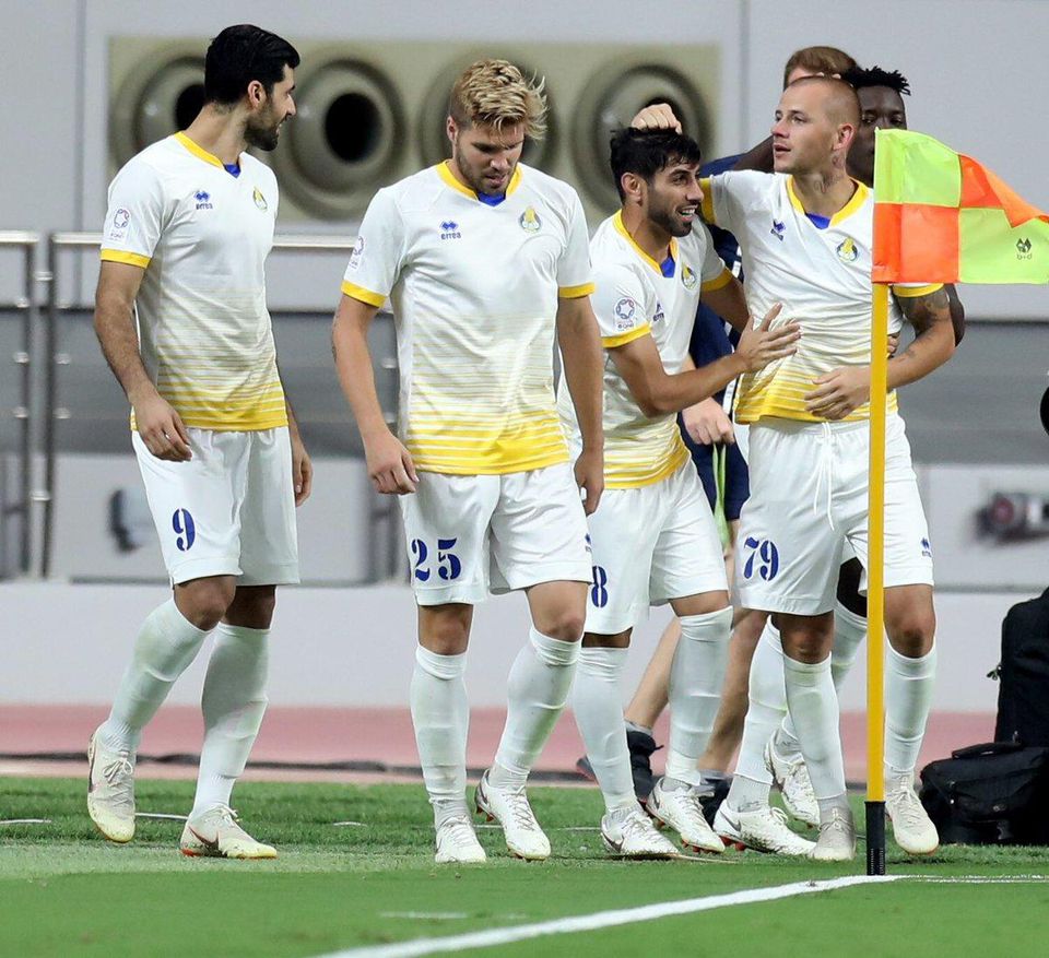 Vladimír Weiss sa teší z gólu so spoluhráčmi z Al-Gharafy