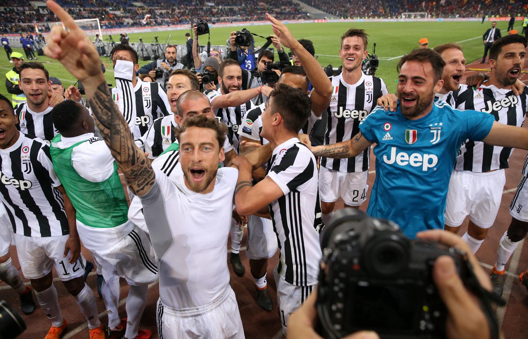 Futbalisti Juventusu Turín oslavuju titul