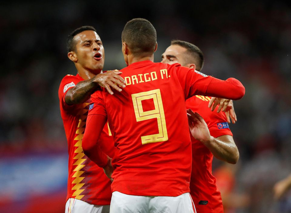 Španielski futbalisti oslavujú gól.