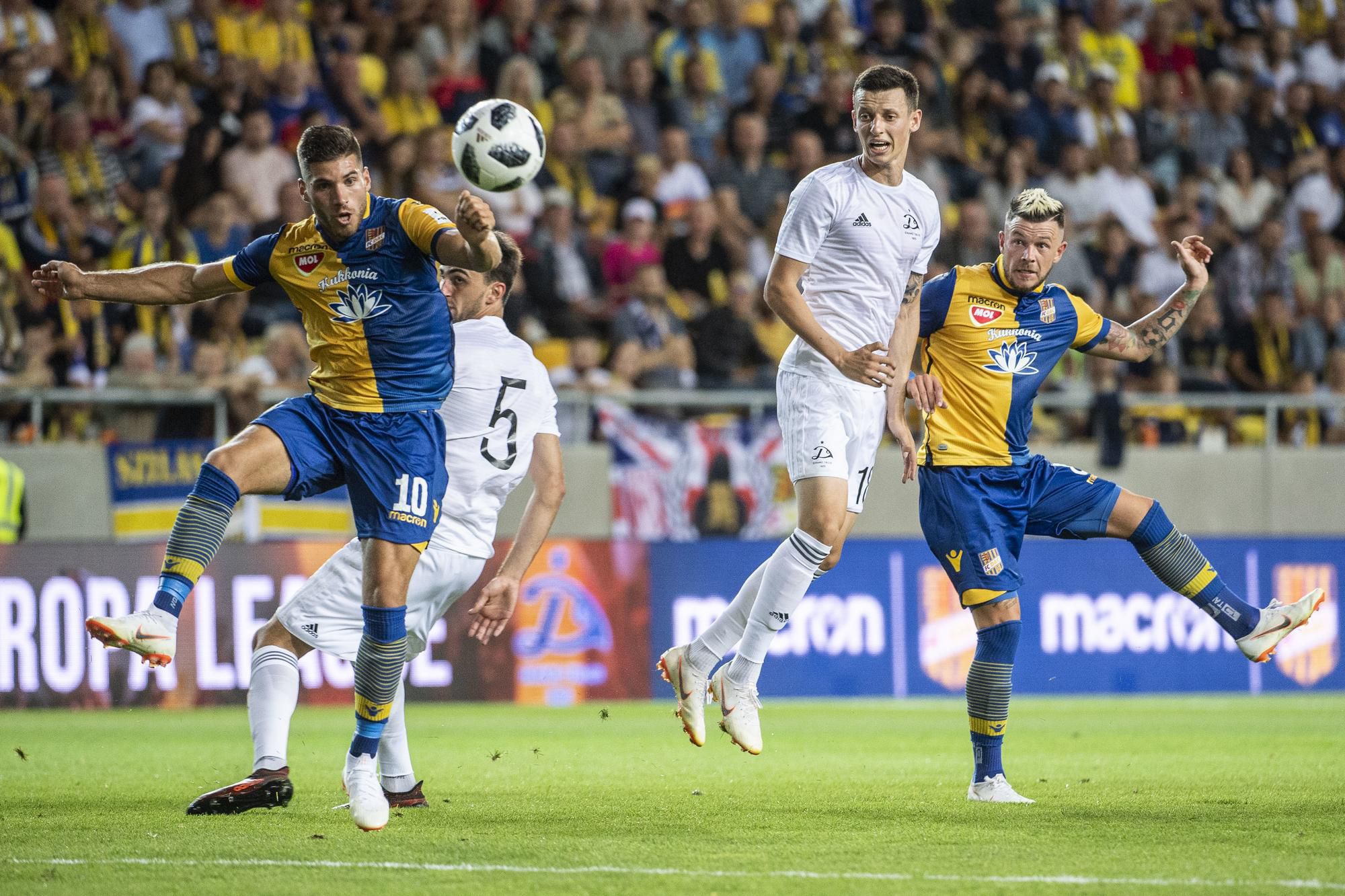 Erik Pačinka (Dunajská Streda), Dmytro Ivanisenia a Daviti Kobouri (Tbilisi) a Kristopher Vida (Dunajská Streda) počas úvodného zápasu 1. predkola Európskej ligy UEFA 2018/2019  DAC 1904 Dunajská Streda - Dinamo Tbilisi .