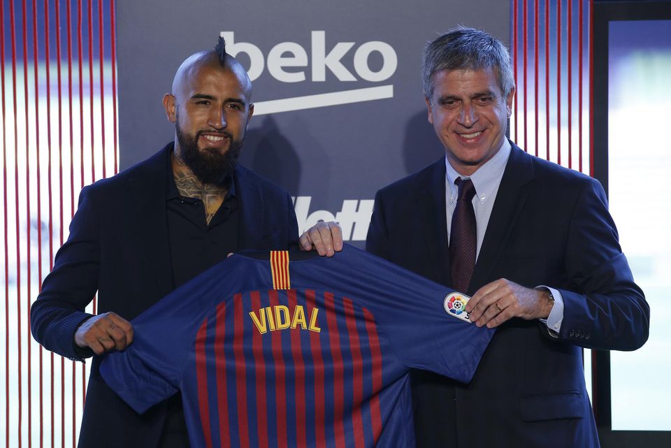 Nová posila FC Barcelona Čiľan Arturo Vidal pózujú počas oficiálneho predstavenia na štadióne Nou Camp v Barcelone.