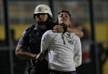 Fanúšikovia v Brazílii zošaleli, polícia ich zastavila obuškami a granátmi
