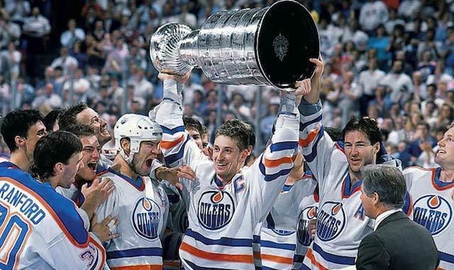 Wayne Gretzky oslavuje zisk Stanley Cupu v drese Edmontonu Oilers