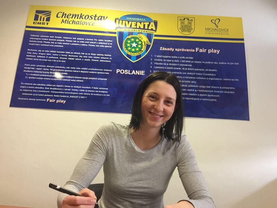 Patrícia Wollingerová pri podpise zmluvy s Iuventou Michalovce.