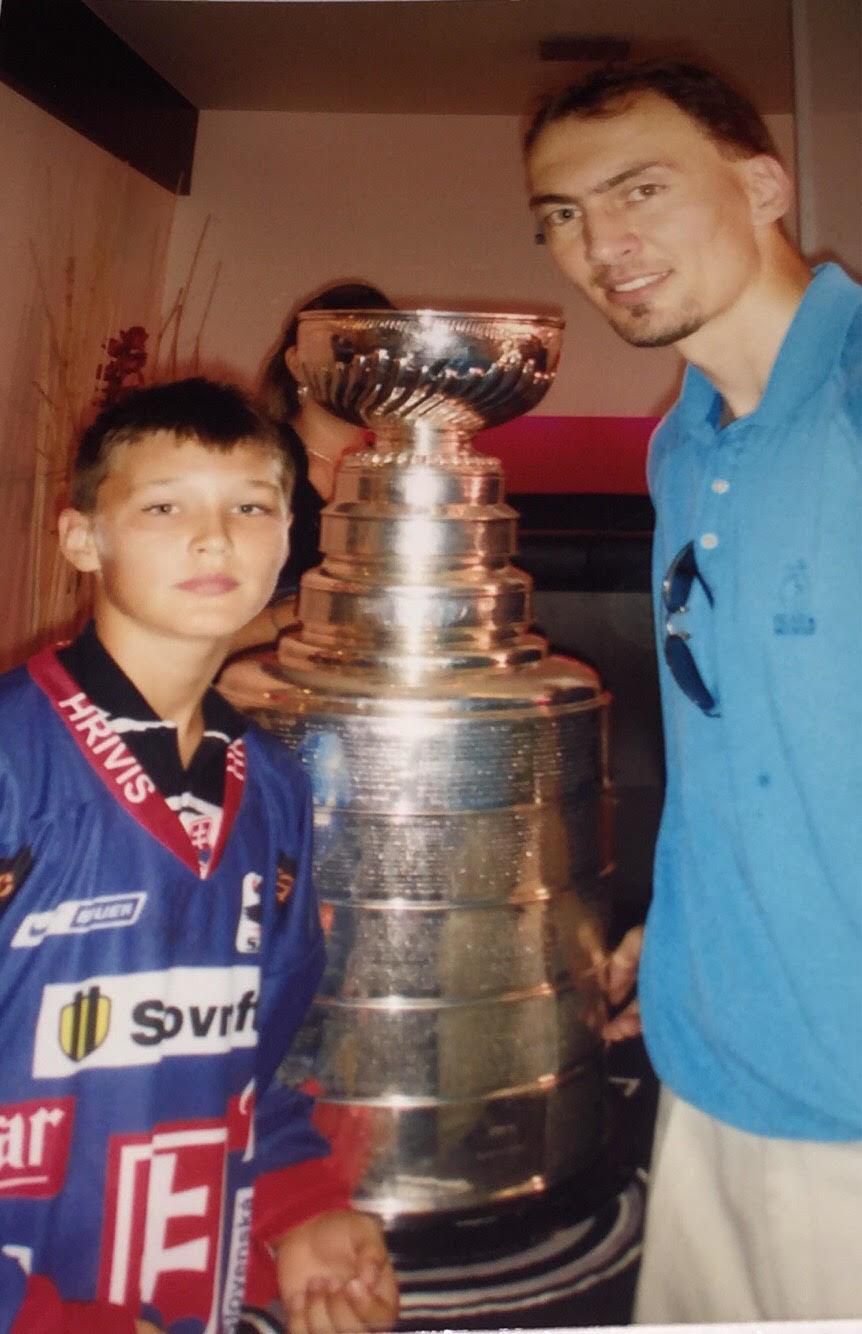 Malý Adam s Miroslavom Šatanom po tom, ako doniesol Šatan na Slovensko Stanleyho pohár ako hráč Pittsburghu