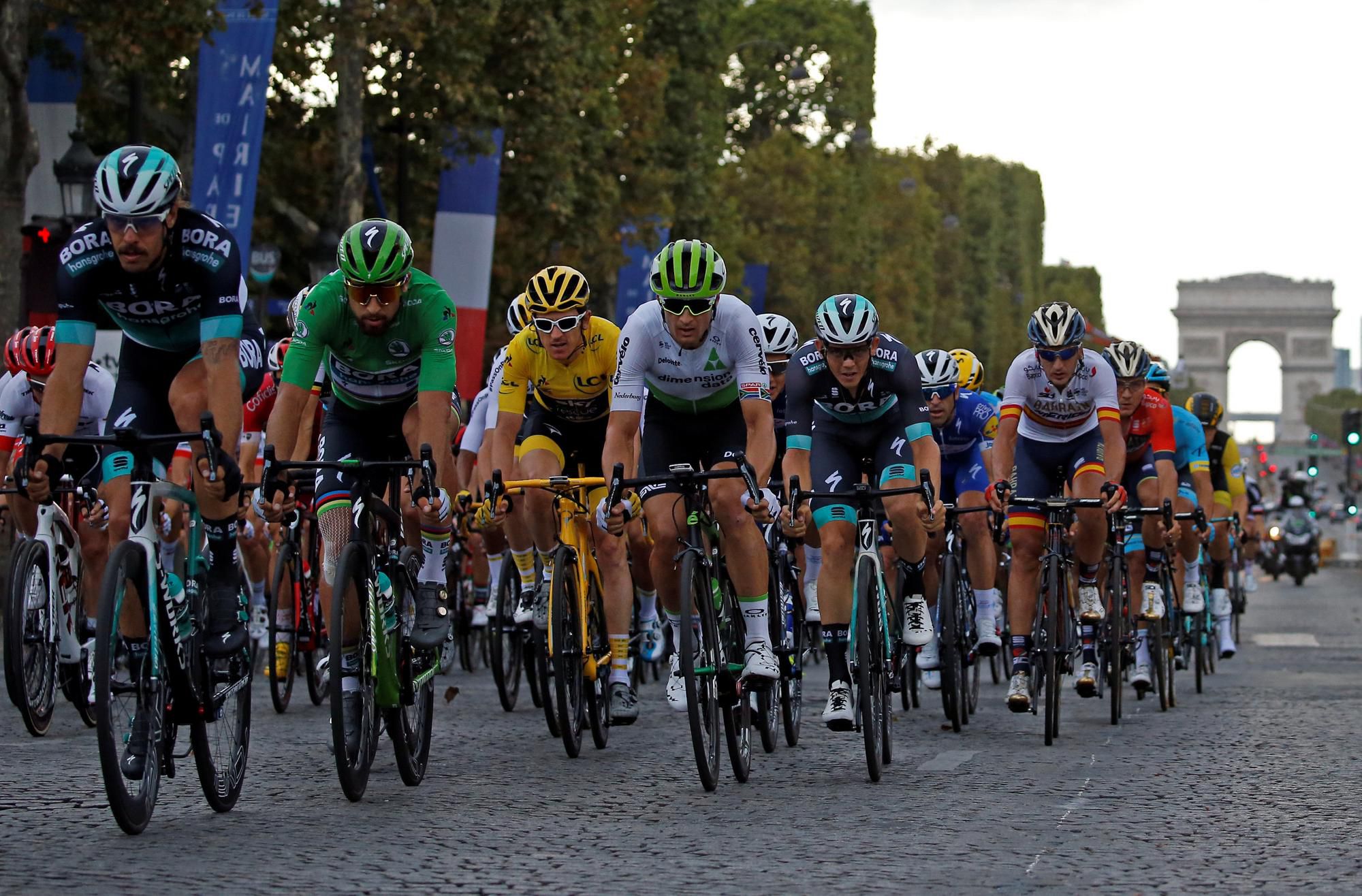 Cyklisti na Champs-Elysees.