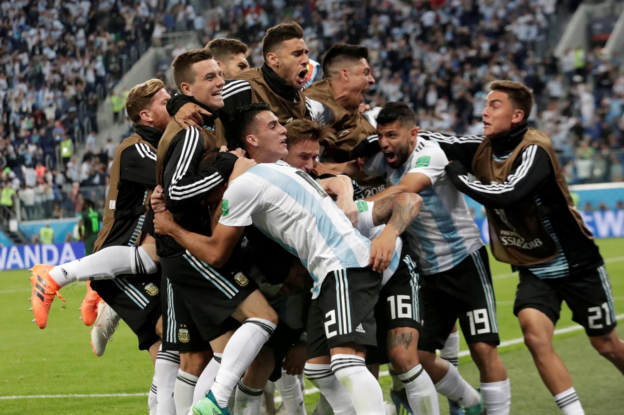Futbalisti Argentíny oslavujú postup zo skupiny