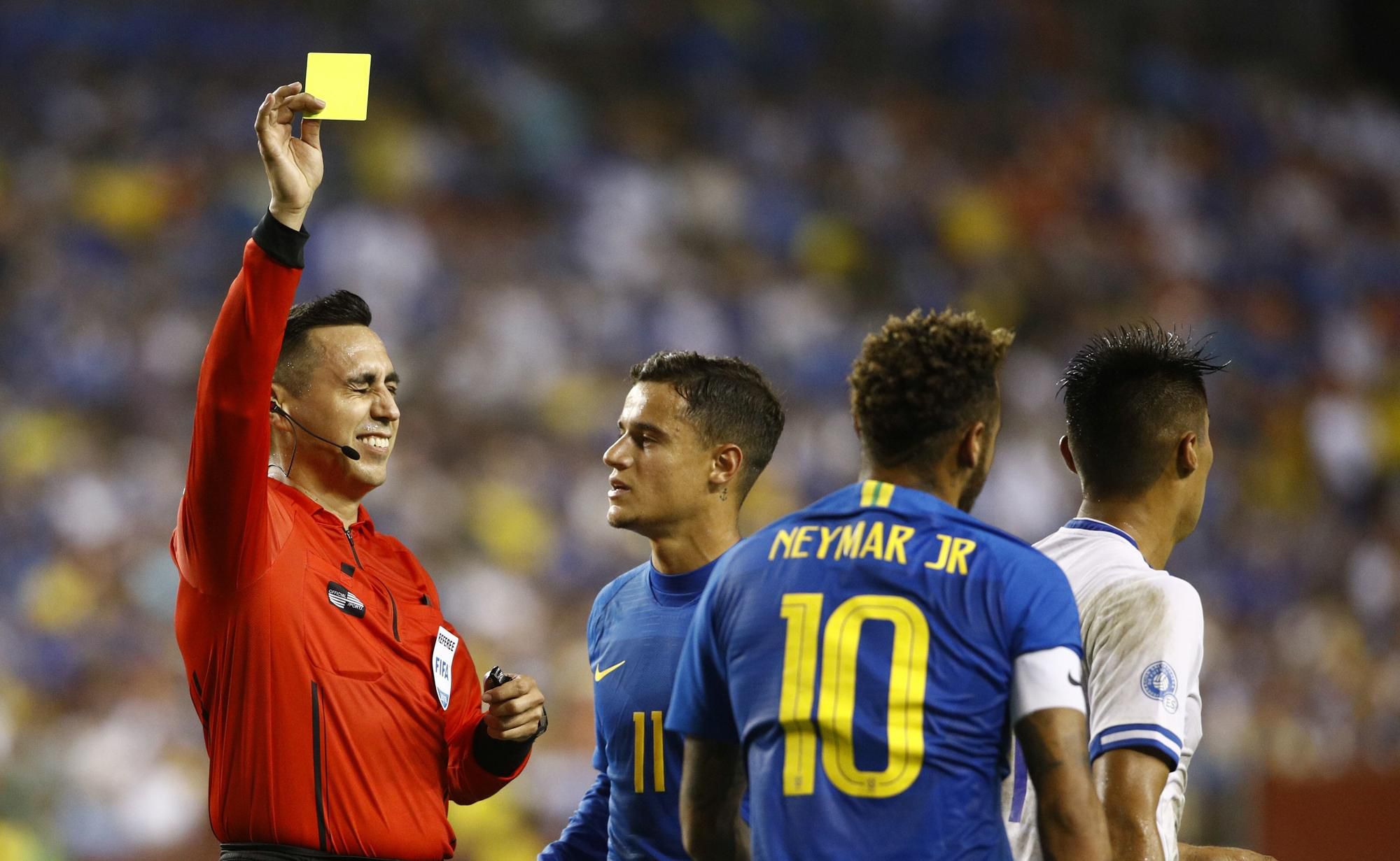 Americký rozhodca Jair Marrufo ukazuje Neymarovi žltú kartu