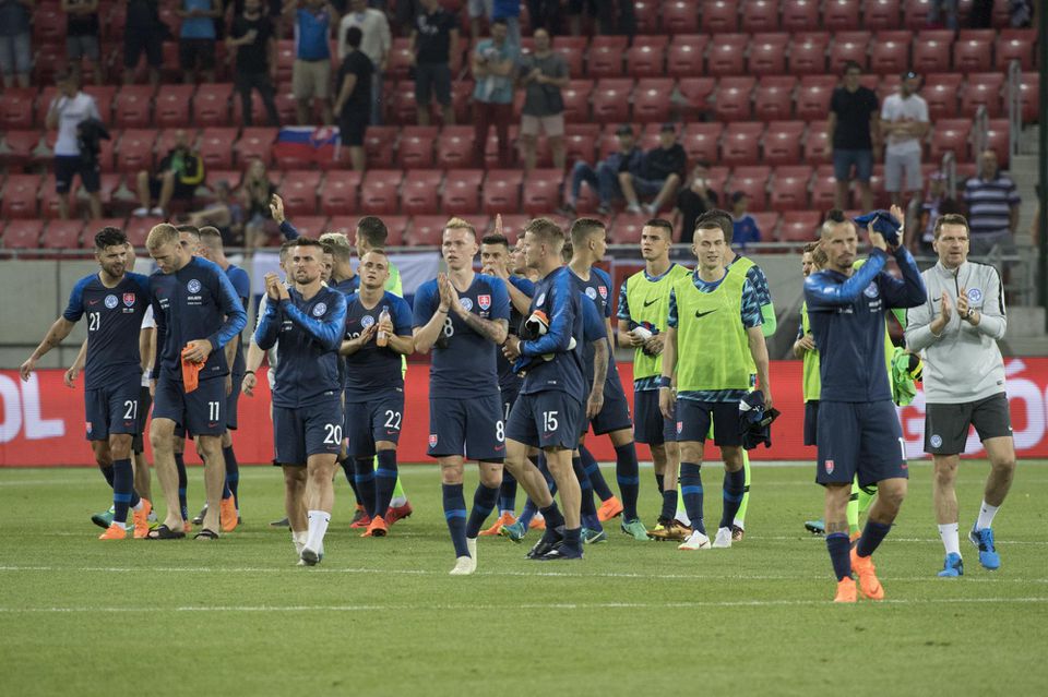 slovenskí futbalisti ďakujú divákom po zápase