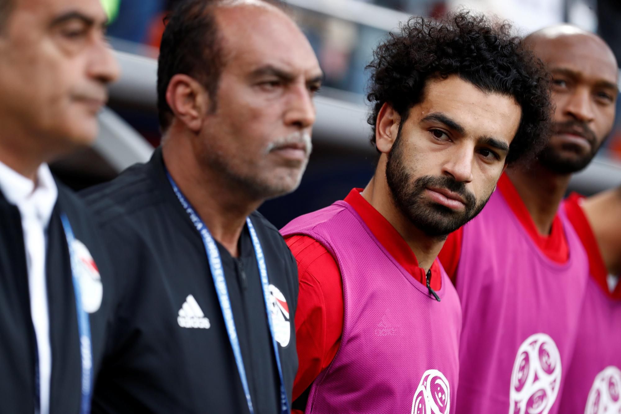 Mo Salah musel zápas s Uruguajom sledovať z lavičky.