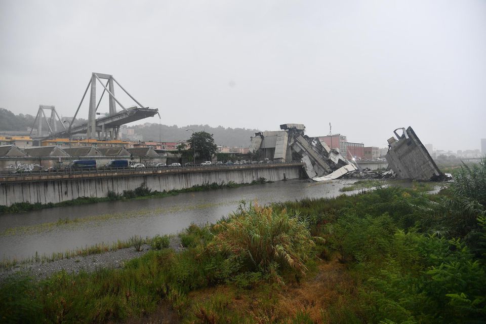 Časť zrúteného Morandiho mosta 14. augusta 2018 v Janove.