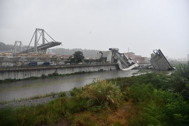 Bývalý taliansky futbalista prežil pád mosta v Janove. Zrútil sa z výšky 30 metrov