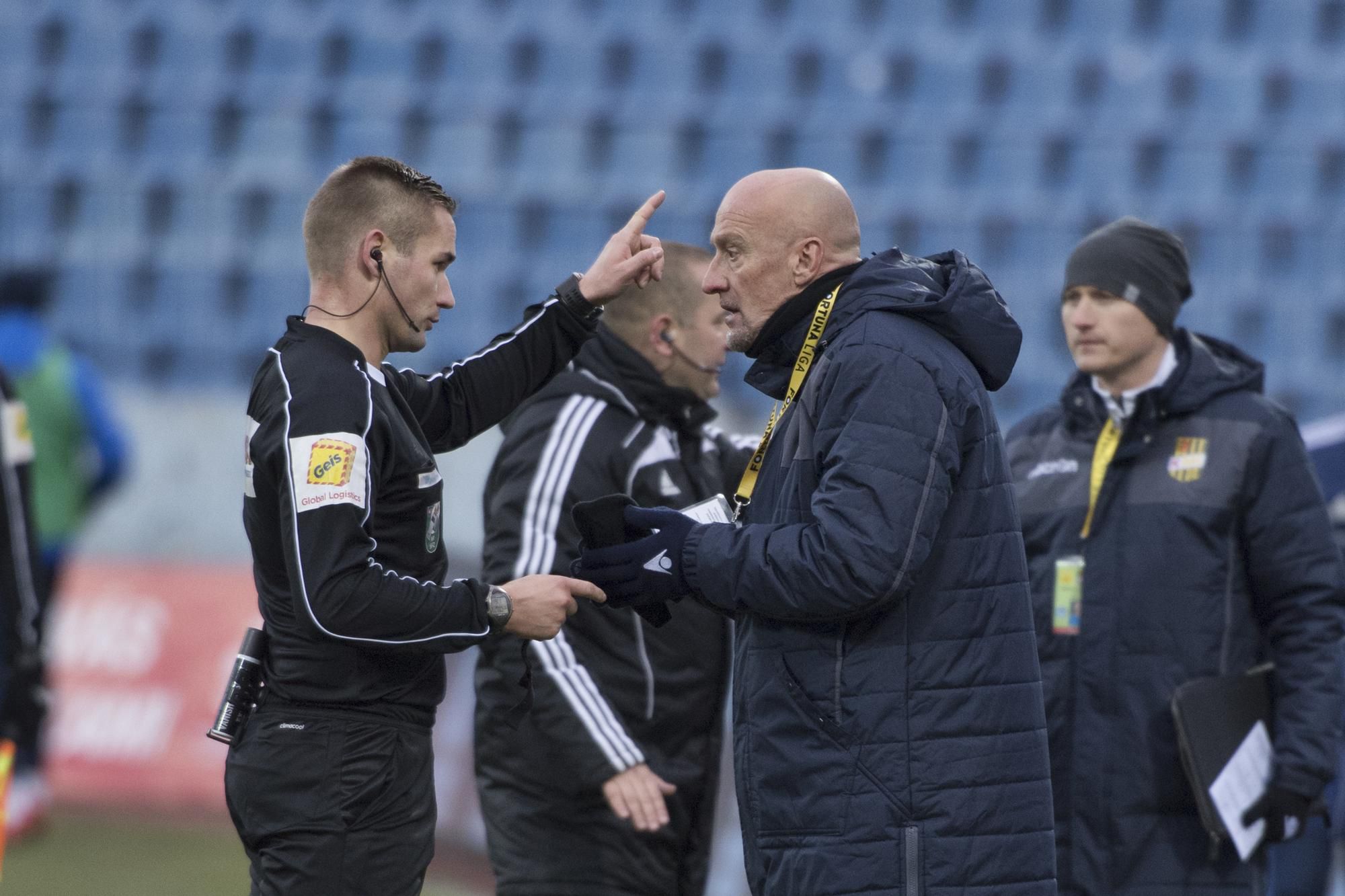 Hlavný rozhoca Boris Marhefka mapomína trénera Dunajskej Stredy Marca Rossiho.