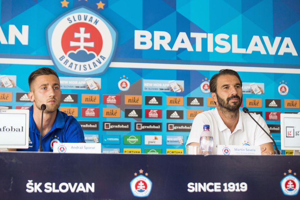 T tréner ŠK Slovan Bratislava Martin Ševela a futbalista ŠK Slovan Bratislava Andraž Šporar počas tlačovej konferencie.