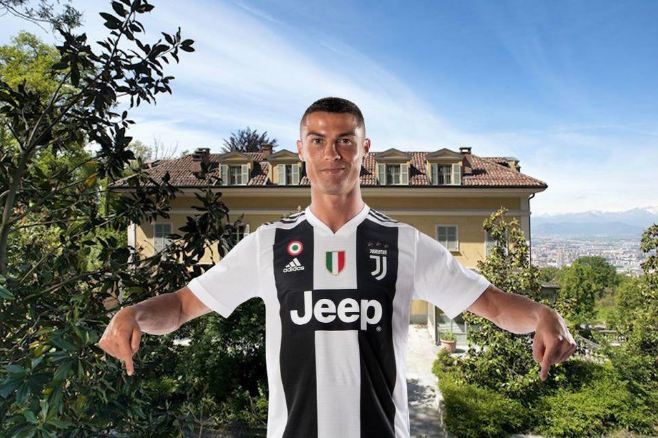 Cristiano Ronaldo pres luxusnou vilou v Turíne