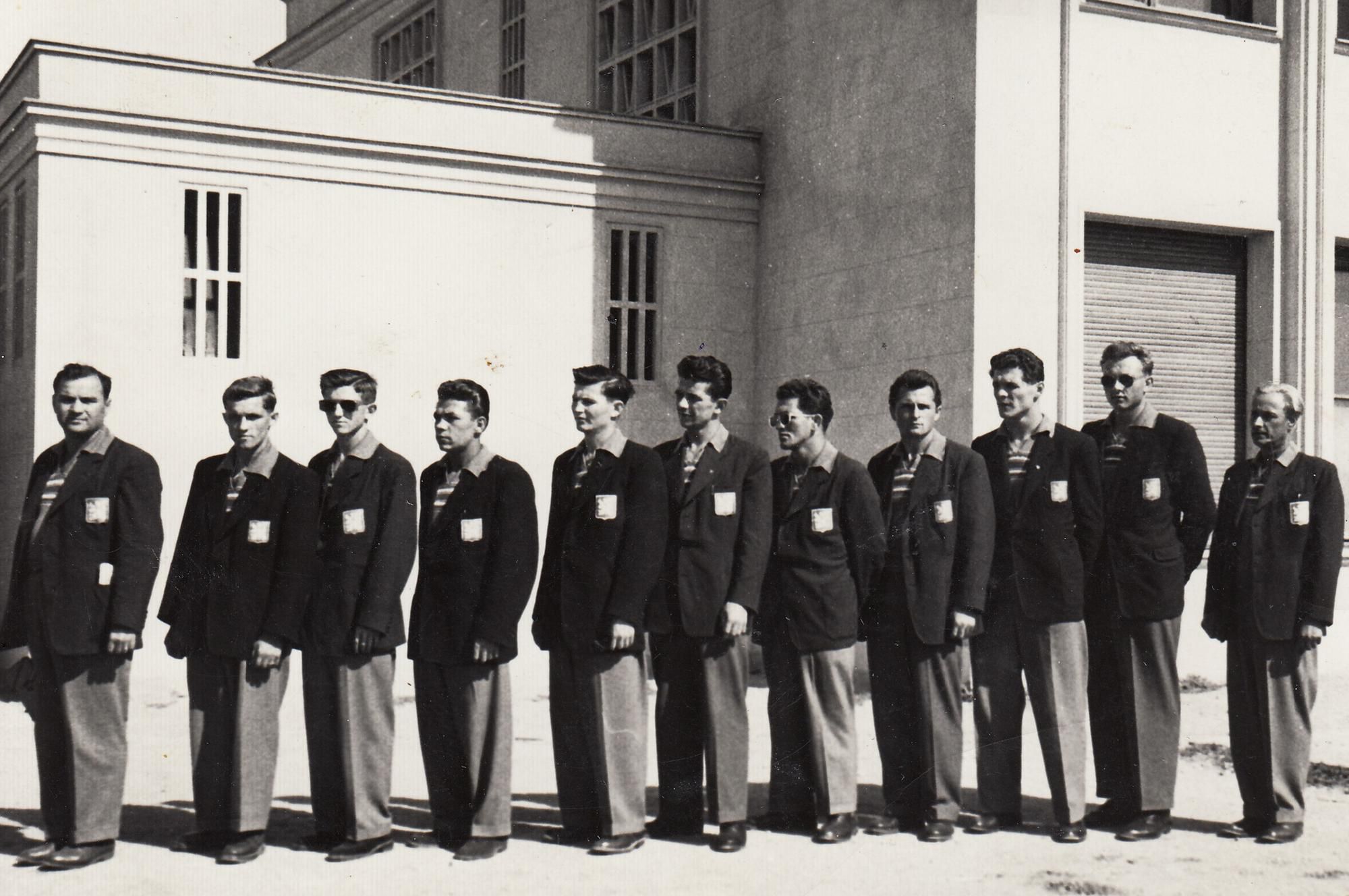 Boxerské družstvo ČSR pred medzištátnym stretnutím, pamätník tretí zľava, Rumunsko 1952