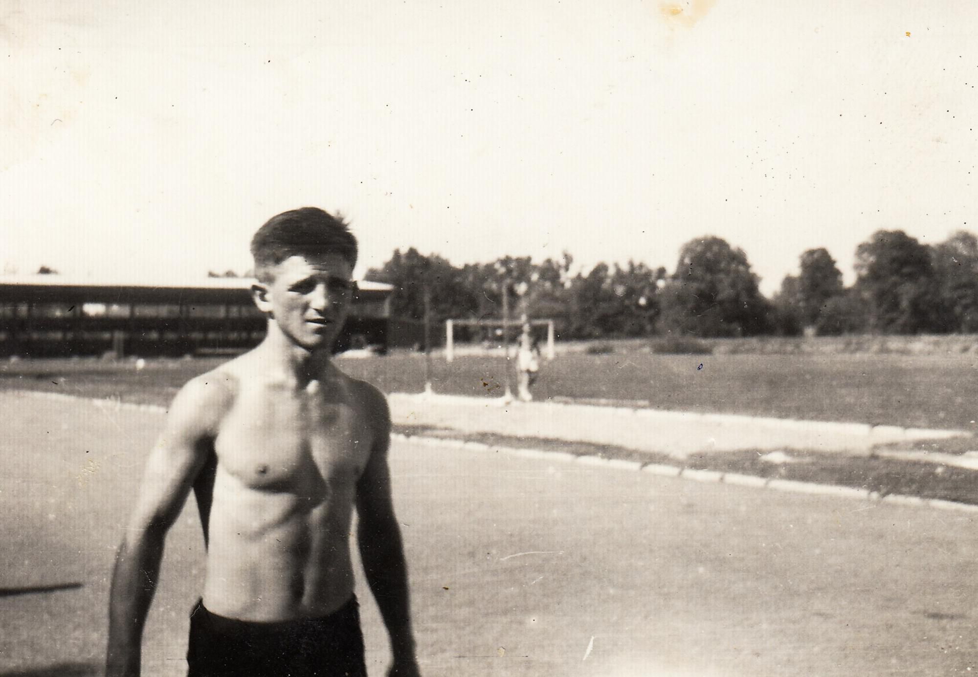 Pamätník v mladosti, Trenčín 1948