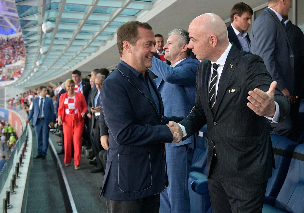 Gianni Infantino a ruský premiér Dmitrij Medvedev.