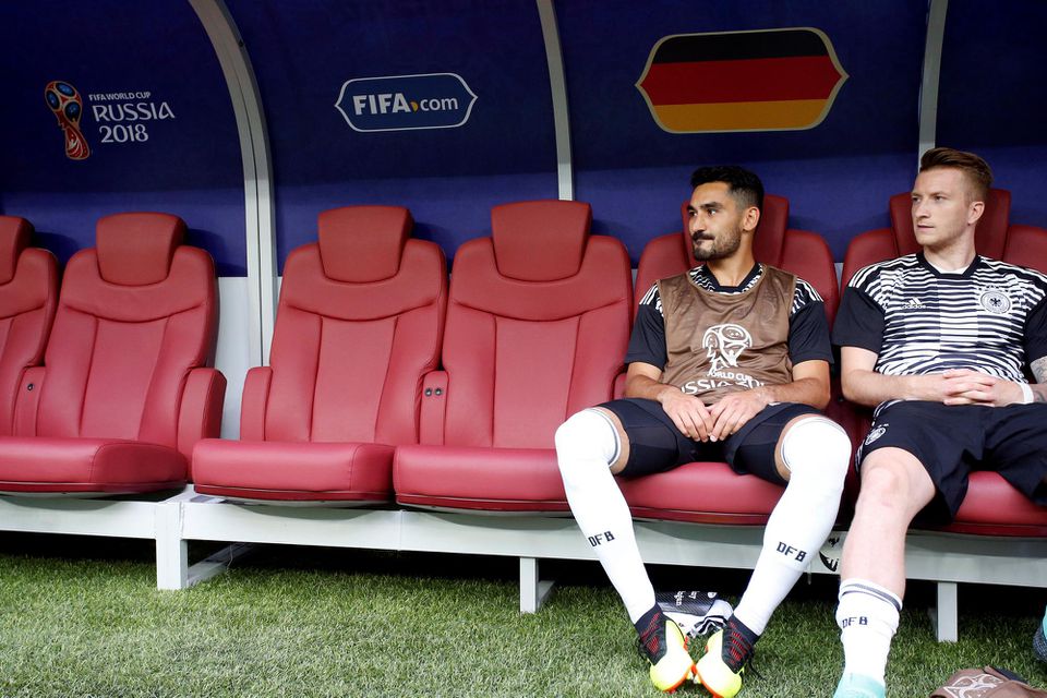 Ilkay Gundogan a Marco Reus na lavičke náhradníkov.
