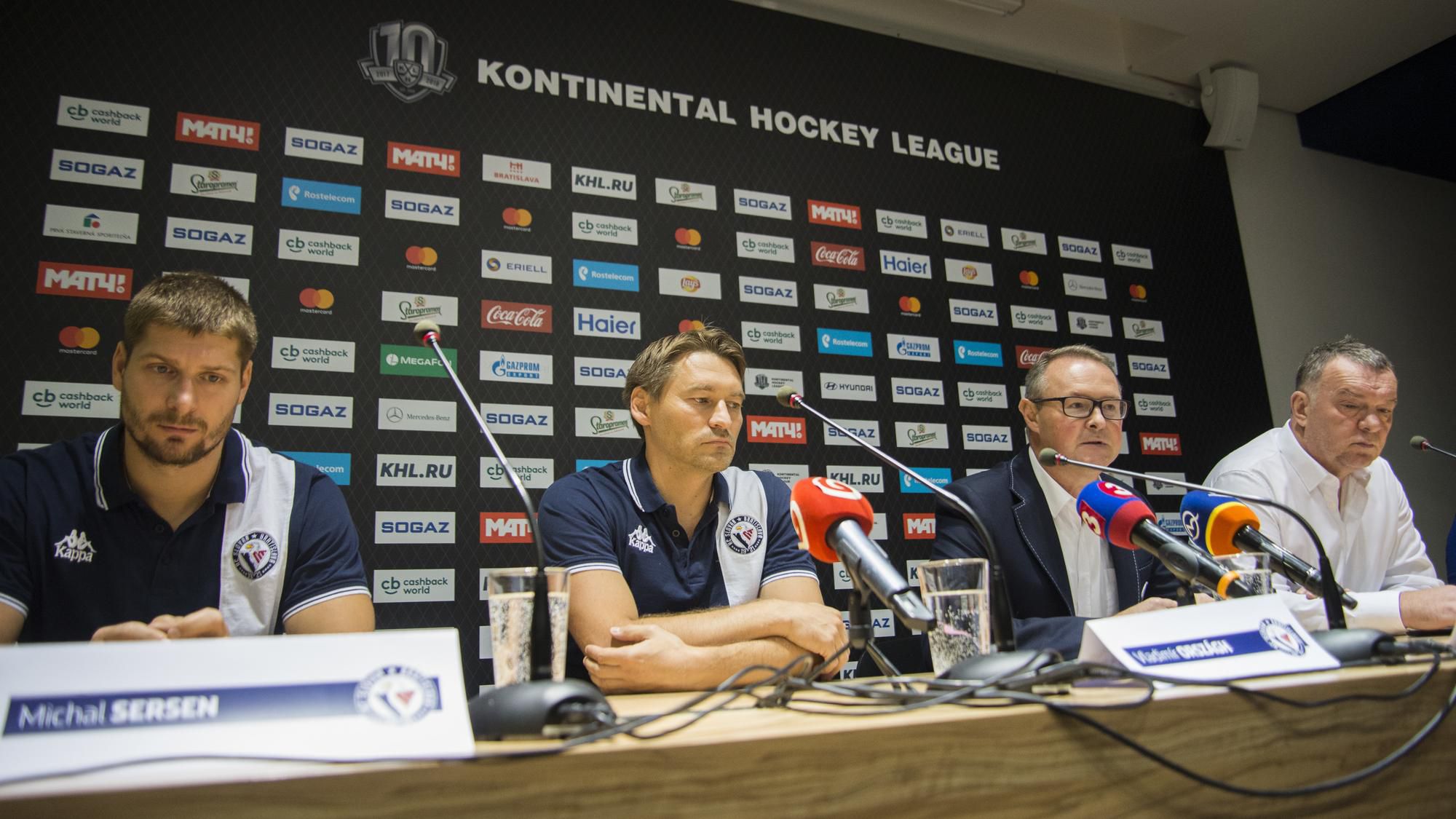 Zľava hokejista HC Slovan Bratislava Michal Sersen, tréner HC Slovan Bratislava Vladimír Országh, marketingový riaditeľ Milan Vajda a športový riaditeľ Oldřich Štefl počas TK pred štartom novej sezóny KHL