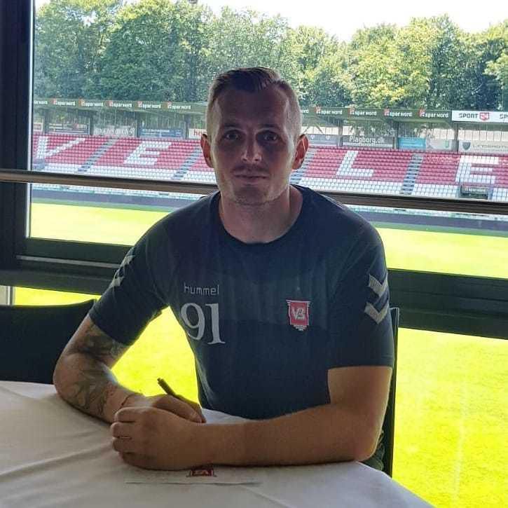 Pavol Bajza podpisuje zmluvu s Vejle Boldklub