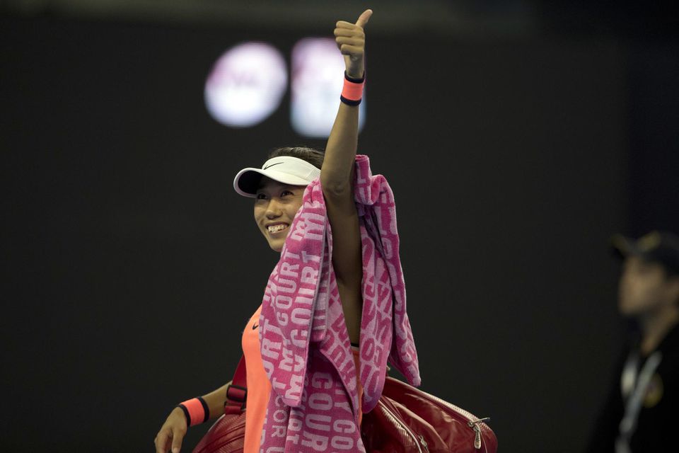 Čínska tenistka Čang Šuaj máva fanúšikom po výhre.