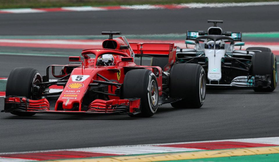 Monoposty Ferrari a Mercedes počas predsezónnych testov v Barcelone.