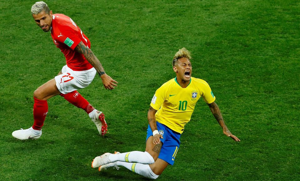 Valon Behrami a Neymar v zápase Švajčiarska s Brazíliou