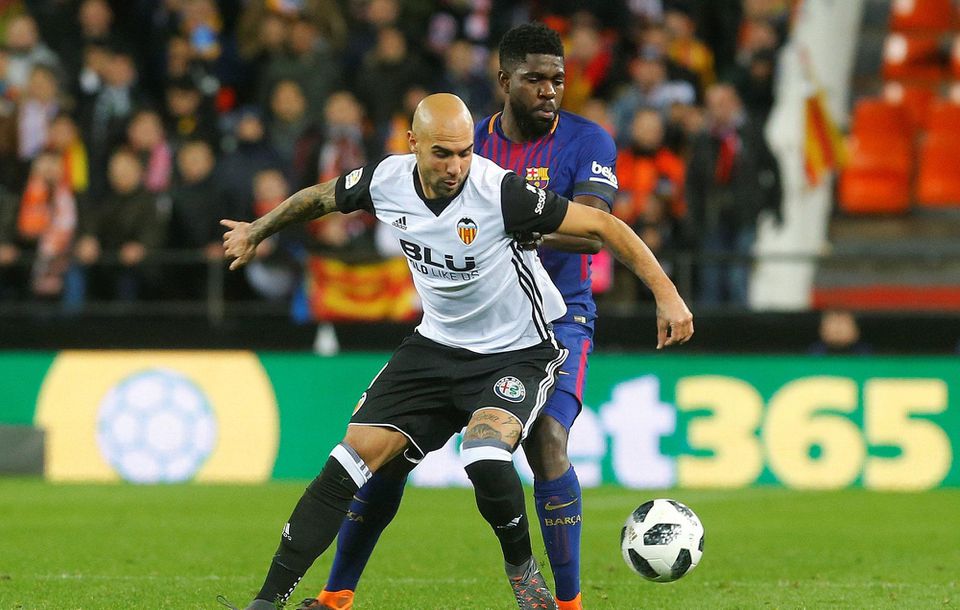 Simone Zaza z FC Valencia v súboji so Samuelom Umtitim z FC Barcelona