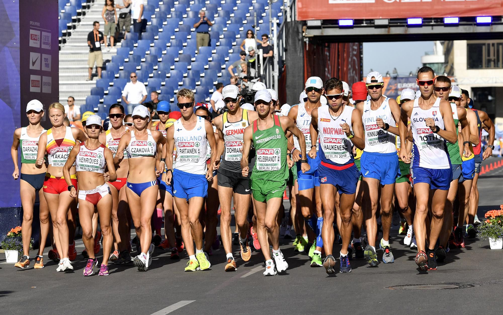 Hromadný štart pretekov chodcov na 50km.