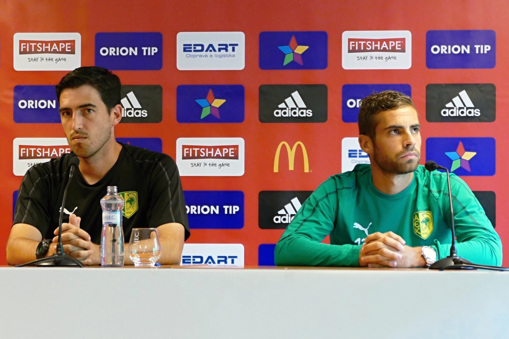 Vľavo tréner AEK Larnaka Andoni Iraola a hráč AEK Larnaka Hector Hevel počas tlačovej konferencie pred prvým zápasom play off Európskej ligy vo futbale AS Trenčín - AEK Larnaka.