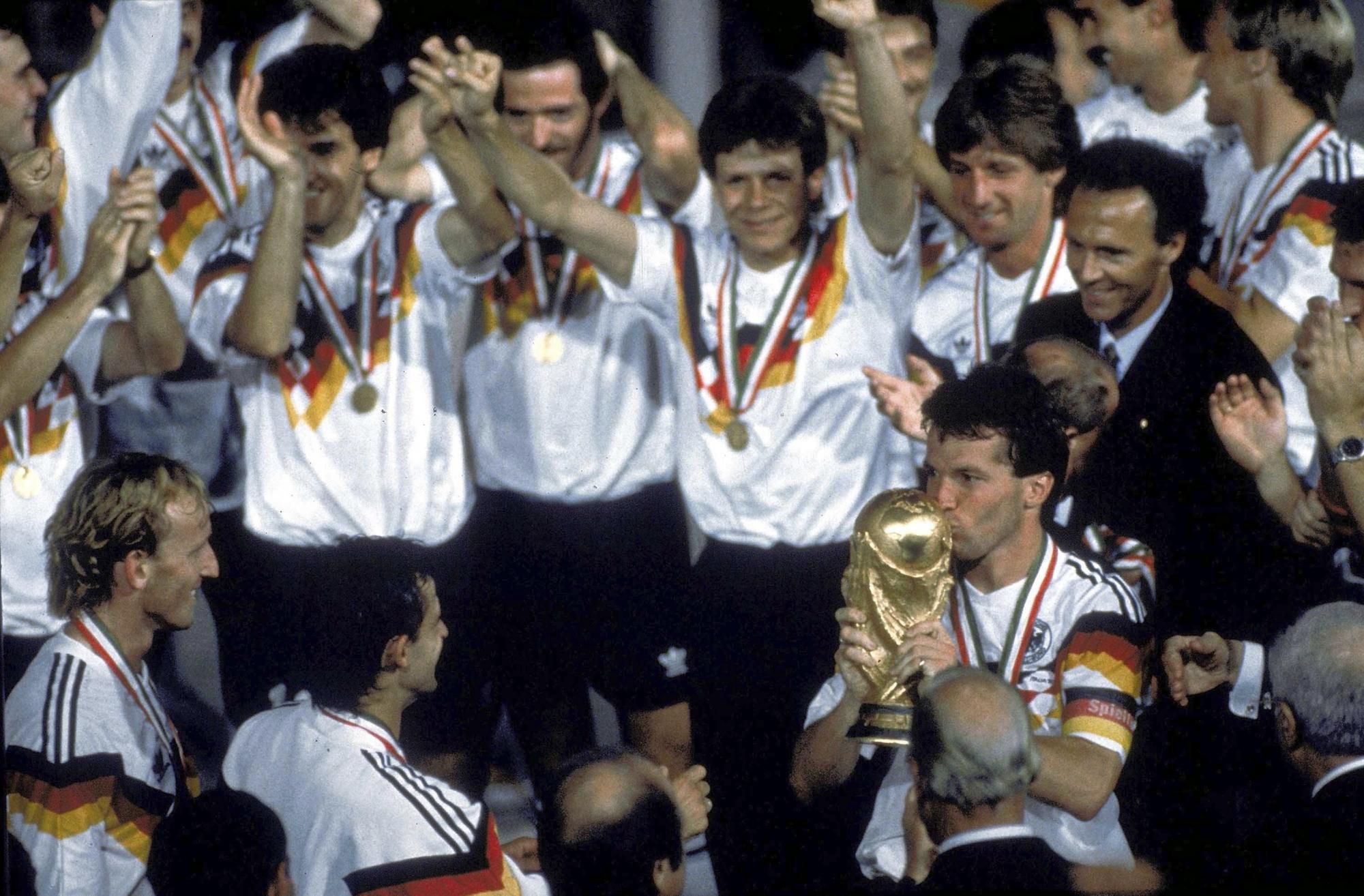 Na archívnej snímke z 8. júla 1990 kapitán nemeckej futbalovej reprezentácie Lothar Matthäus bozkáva trofej.