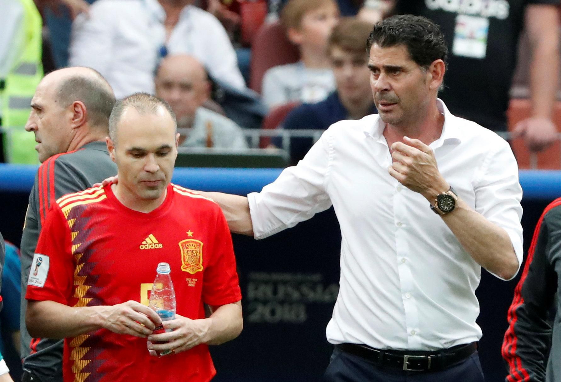 Andres Iniesta a Fernando Hierro.