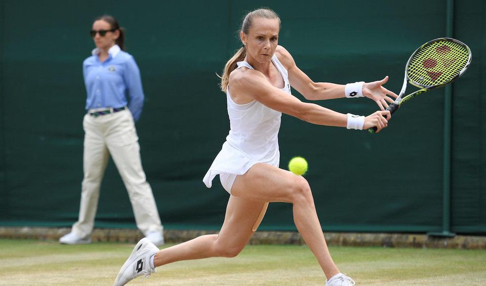 Magdaléna Rybáriková počas zápasu na Wimbledone.