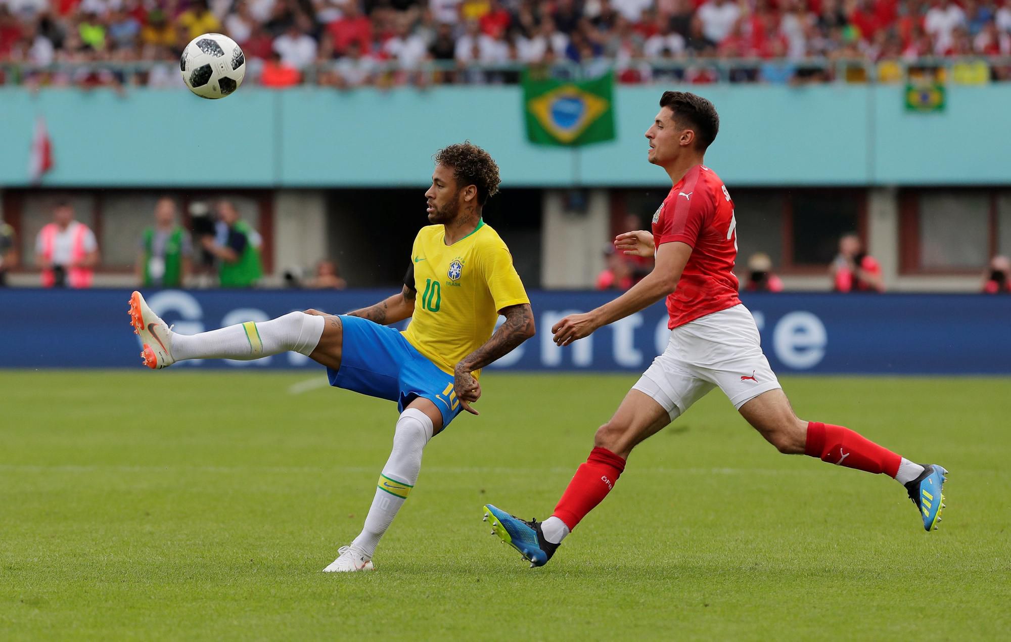 Neymar v zápase s Rakúskom.