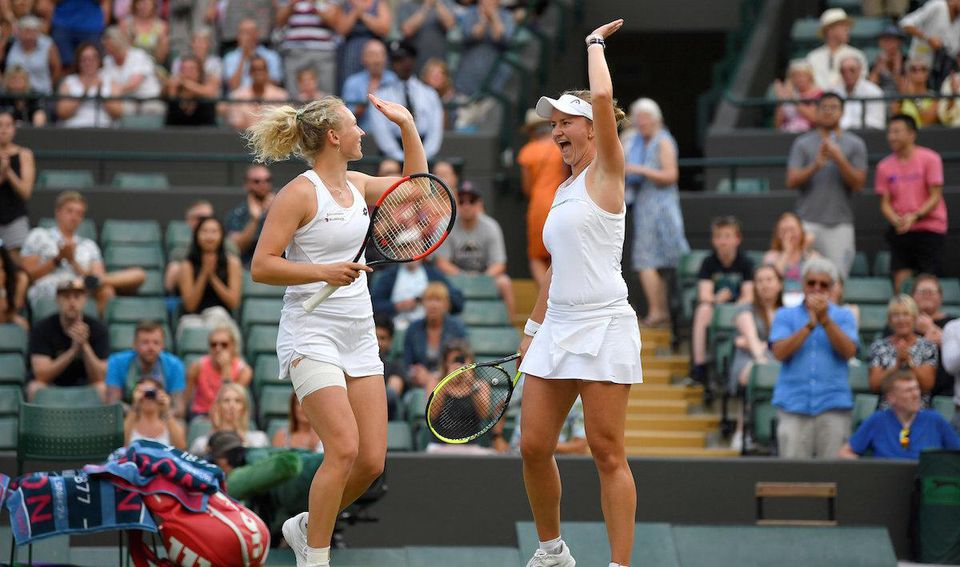 Krajčíková a Siniaková sa tešia z triumfu vo Wimbledone.