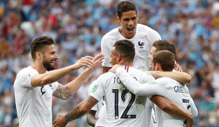 Francúzsko po fatálnej chybe brankára Uruguaja pohodlne do semifinále