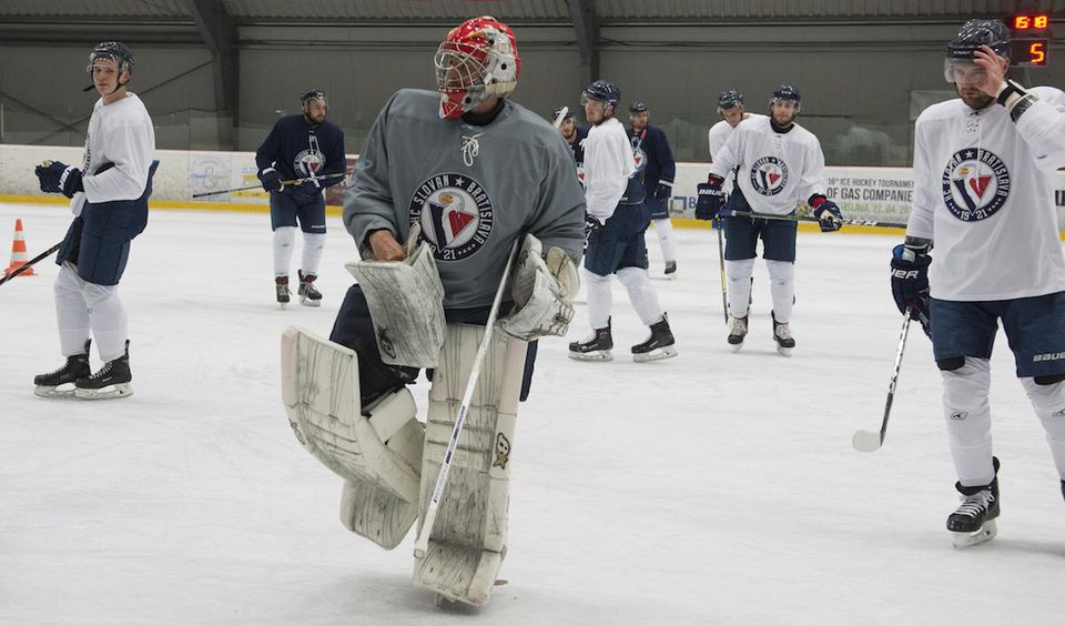 Hráči HC Slovan Bratilsava počas prvého tréningu na ľade pred novoou sezónou.