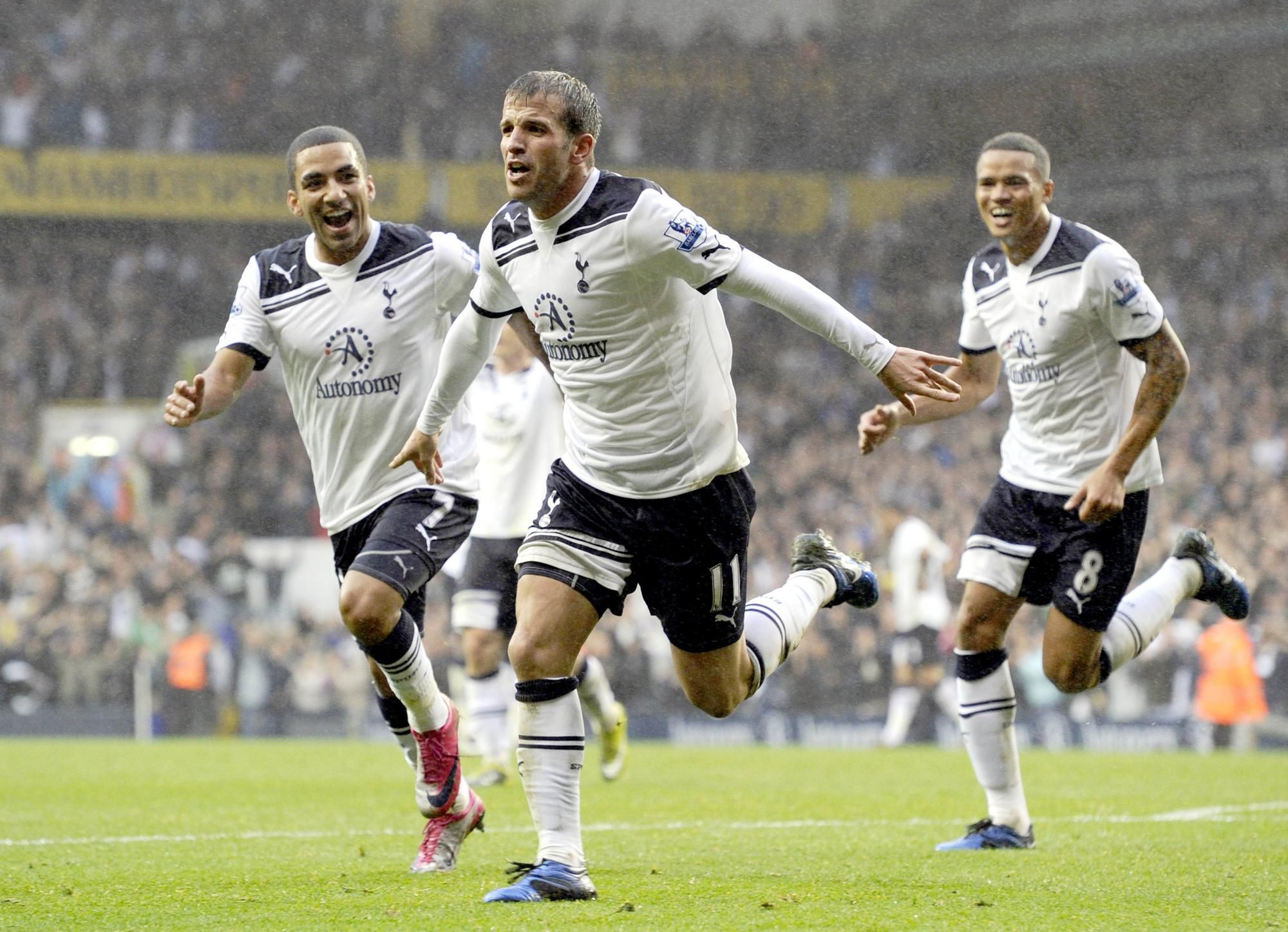 Rafael van der Vaart sa teší zo spoluhráčmi z Tottenhamu Hotspur z gólu