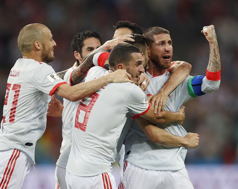 Španielski hráči oslavujú gól.