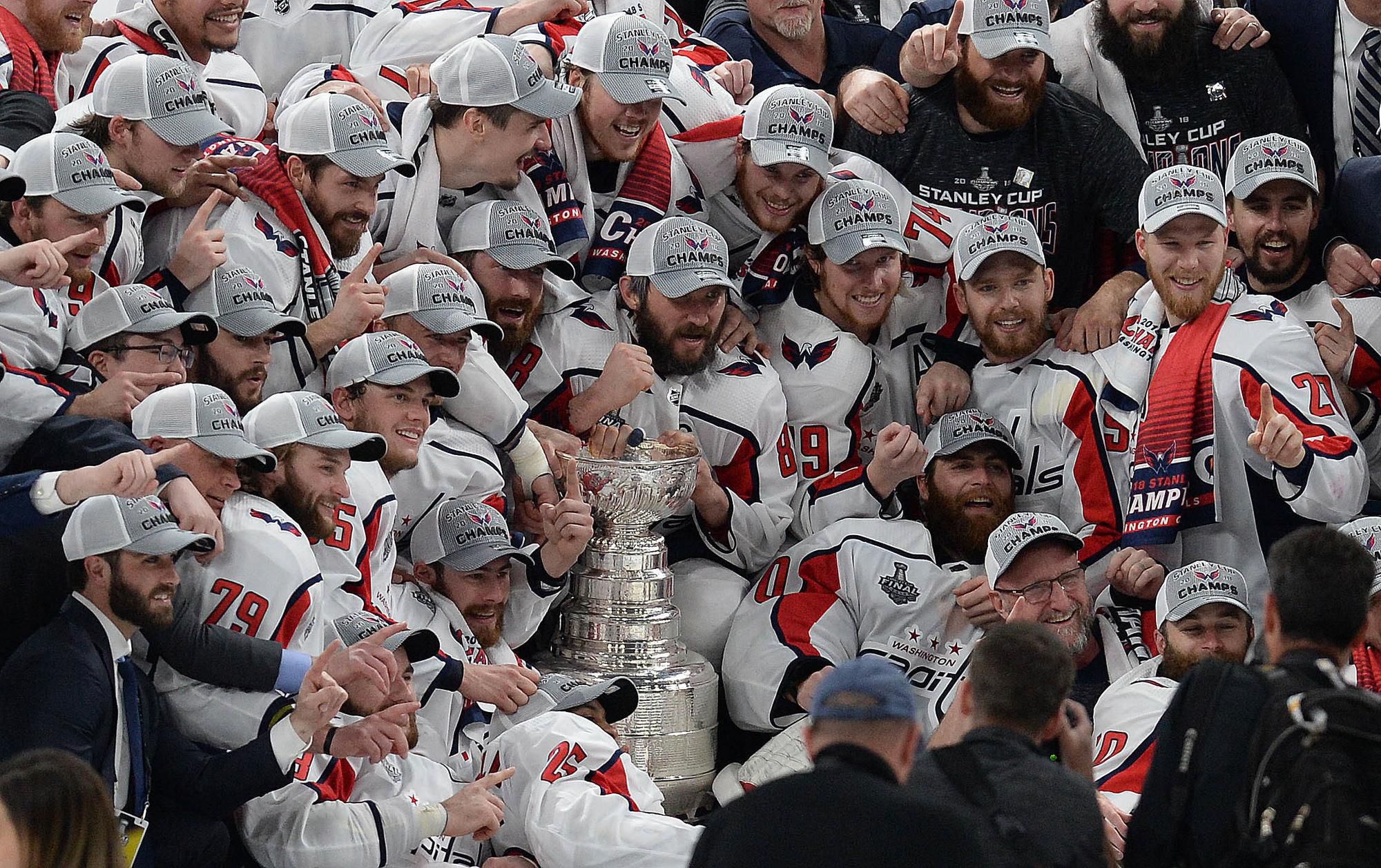 Hráči Washingtonu Capitals oslavujú zisk Stanleyho pohára.